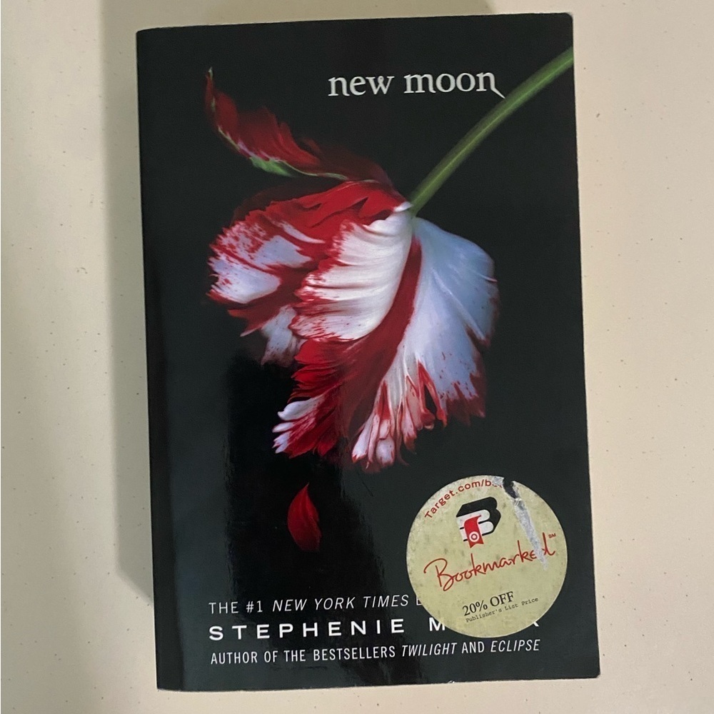 New Moon Book by Stephenie Meyer - Black and Red Cover